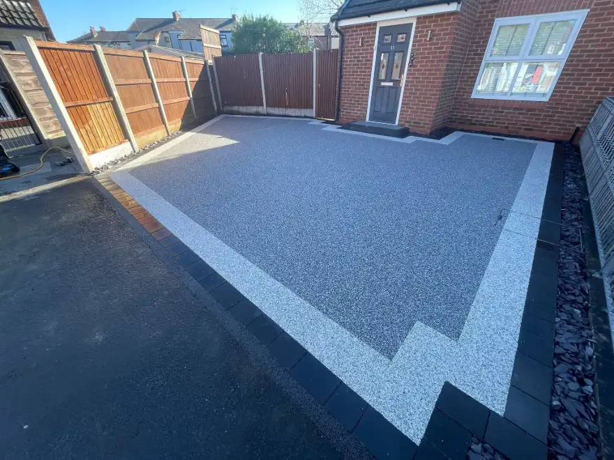 Daltex Platinum Infill & Grigio Grey Border Resin Driveway with Bespoke Step